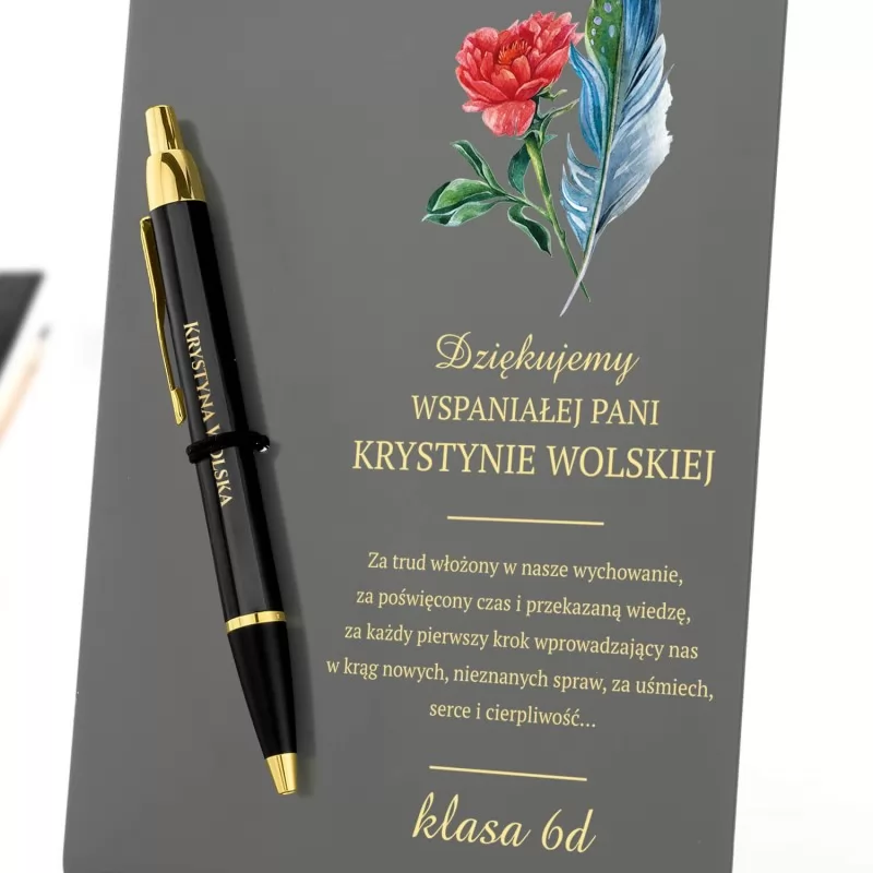 czarny długopis z grawerem z personalizowanymi życzeniami dla nauczyciela