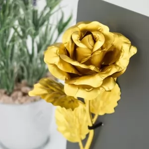 złota wieczna róża na postumencie z grawerem