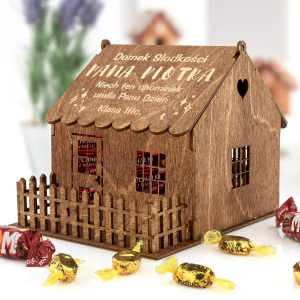Drewniany domek na słodycze z dedykacją dla nauczyciela - Domek słodkości