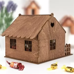 drewniany domek ze sklejki na słodycze