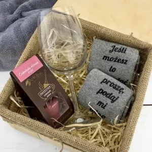 pomysł na prezent, skrzynka z kieliszkiem, skarpetami i czekoladą dla przyjaciółki