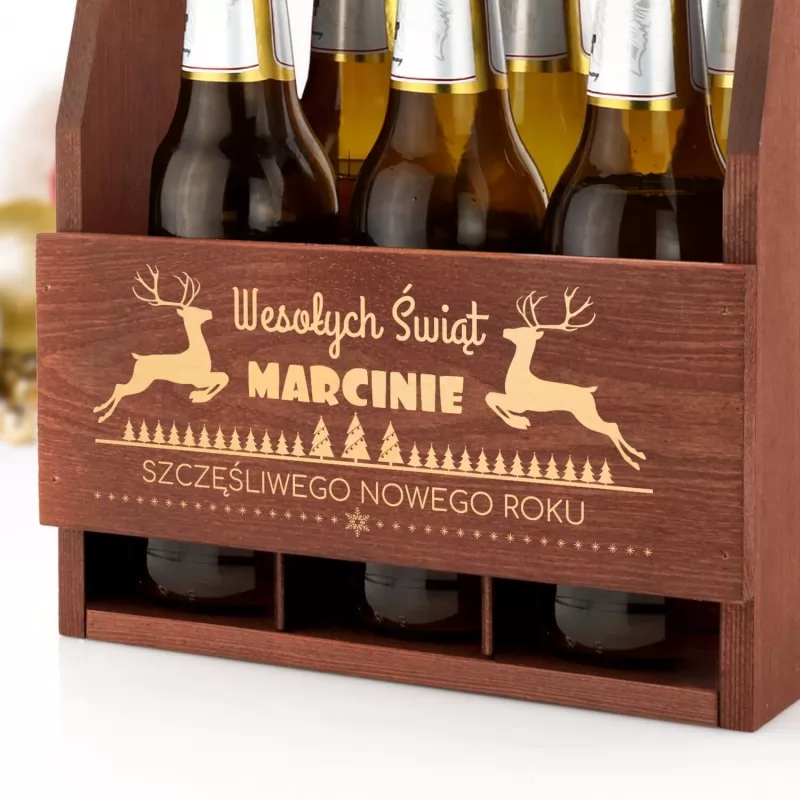 drewniane nosidło na piwo z grawerem imienia na prezent