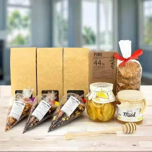 zestaw herbat i słodkości w drewnianym boxie prezentowym
