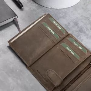brązowy męski portfel 