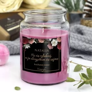 liliowa świeca zapachowa z nadrukiem dla żony na prezent