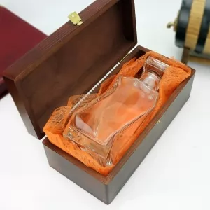 szklana karafka w drewnianym pudełku z nadrukiem