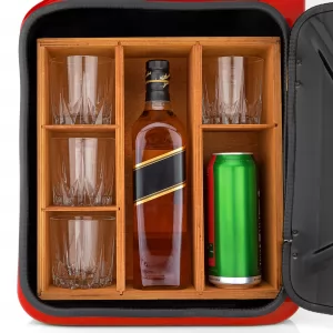 minibar na alkohol ze szklankami