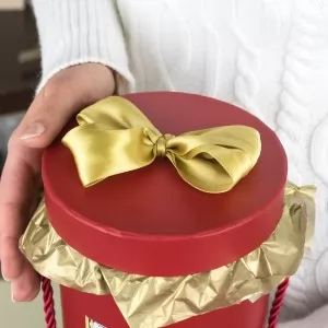 pudełko na prezent ze wstążką