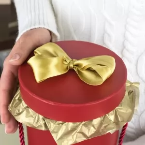 czerwone pudełko prezentowe z kokardą 