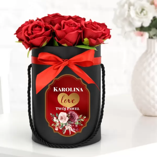 Flower box ze sztucznymi różami dla niej na walentynki - Gorąca miłość