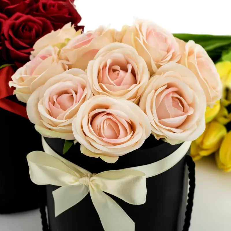flower box z różowymi różami 