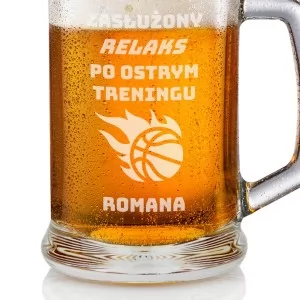 szklany kufel na piwo dla koszykarza