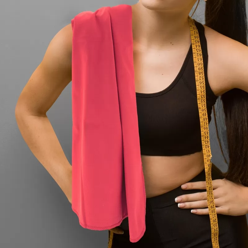 różowy ręcznik treningowy z haftem