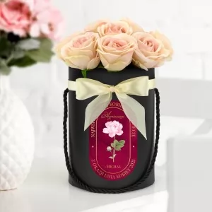 flower box z różami na dzień kobiet