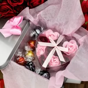 mydełka róże i cukierki w puszce dla przyjaciółki