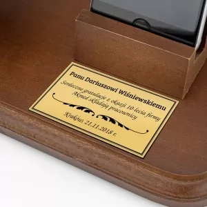 drewniana podstawka na telefon na biurko z grawerem