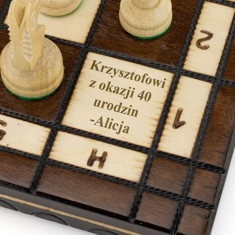 drewniane szachy z grawerem dedykacji na urodziny