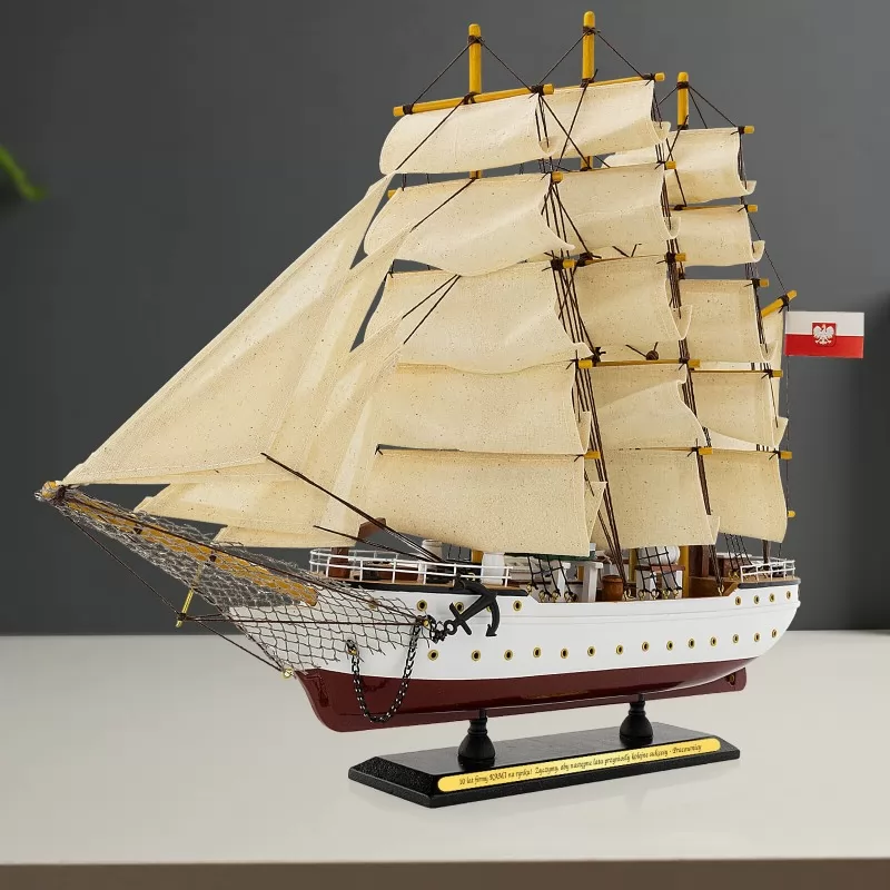drewniany model statku żeglarskiego 