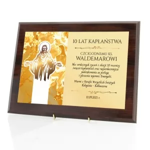 drewniany certyfikat z dedykacją dla księdza
