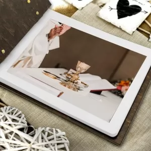 drewniany album na zdjęcia dla księdza