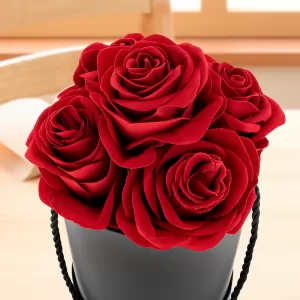 box z czerwonymi różami na prezent