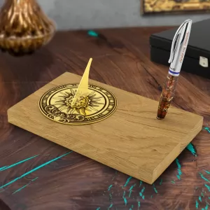 drewniana podstawka na biurko z zegarem słonecznym