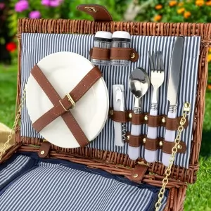kosz wiklinowy z zestawem na piknik
