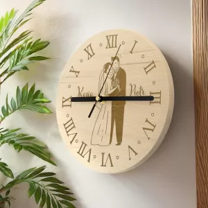 drewniany zegar z grawerem