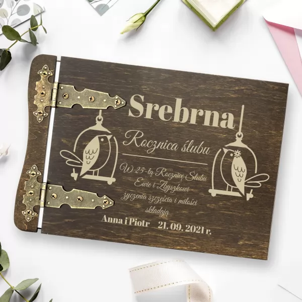 Drewniany album na zdjęcia z grawerem na 25 rocznicę ślubu - Srebrna