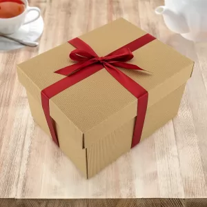 pudełko prezentowe z czerwoną wstążką