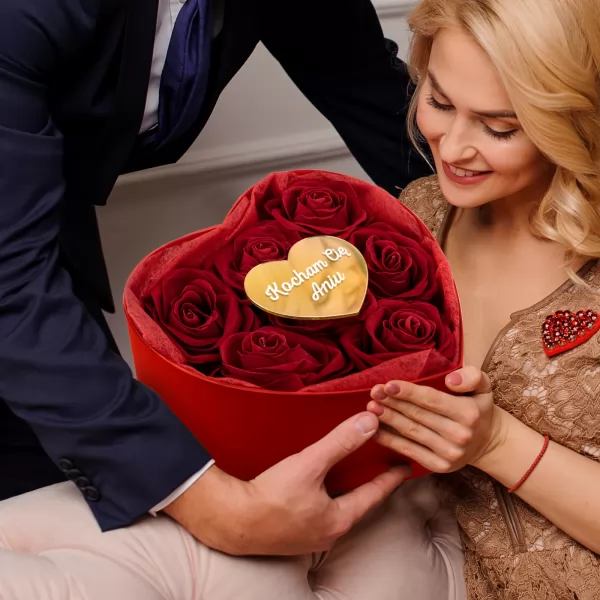 Flower box ze sztucznymi różami i magnes z nadrukiem dla niej - Złote serce