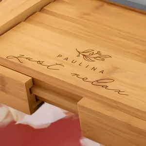 drewniana półka na wannę z personalizacją