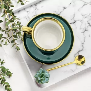 zielona filiżanka porcelanowa