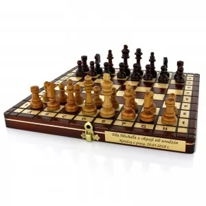 drewniane szachy na prezent na 60 urodziny