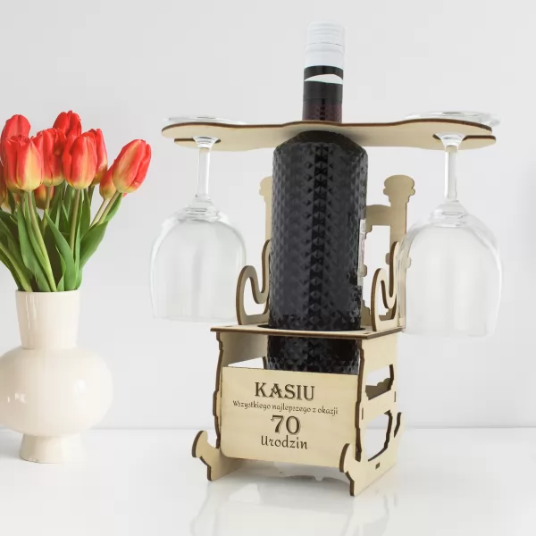 Stojak na wino fotel z grawerem i kieliszkami na 70 urodziny - Toast