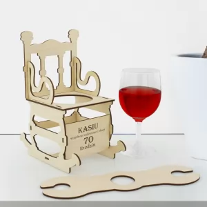 drewniany stojak na wino z grawerem