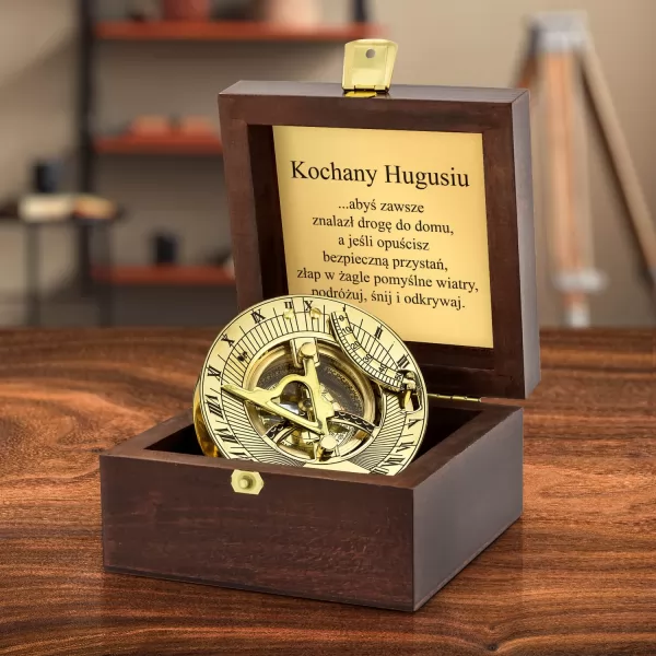 Mosiężny kompas z zegarem słonecznym w szkatułce - prezent z grawerem na 50-te urodziny 