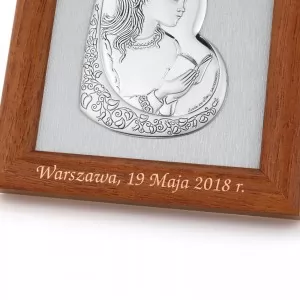 obrazek srebrny w drewnie z grawerem na prezent komunijny dla dziewczynki