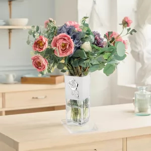 wazon dekoracyjny z różą