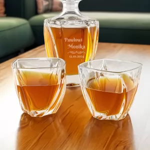 karafka ze szklankami do whisky