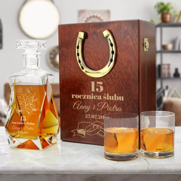 Karafka ze szklankami w drewnianym pudełku z grawerem - Rocznica