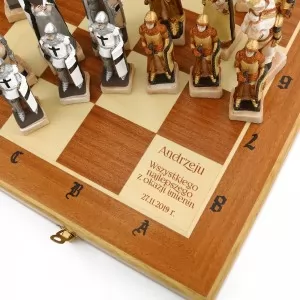 ekskluzywne szachy z grawerem na prezent