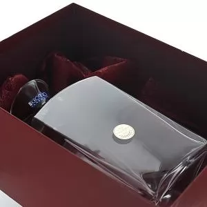 bordowe pudełko z kokarda na prezenty