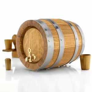 drewniana beczka na alkohol z kieliszkami
