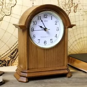 zegar w drewnianej obudowie