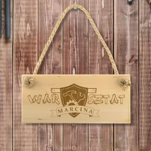 drewniana tabliczka na drzwi z grawerem