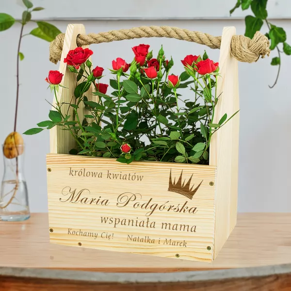Drewniana doniczka na kwiaty Mama Królowa z indywidualnym grawerem
