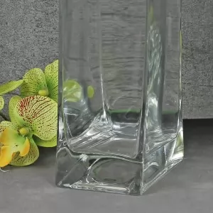 wazon ze szkła na kwiaty dla księdza