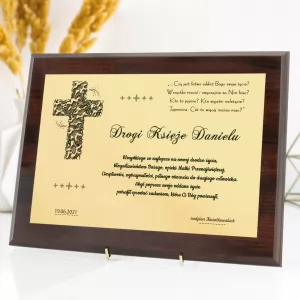certyfikat na drewnie z dedykacją dla księdza