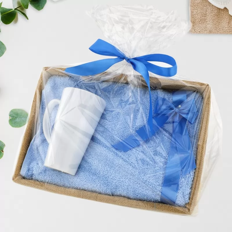 zestaw prezentowy w celofanie kubek z nadrukiem i ręcznik z haftem